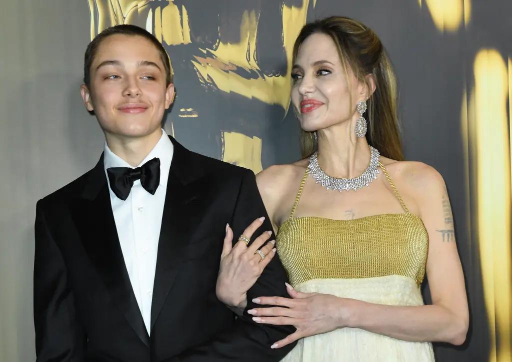 Ngay khi vụ kiện về điền trang ở Pháp “nóng” lại, Angelina Jolie lại đưa con trai – Knox – đi dự sự kiện cùng mình.