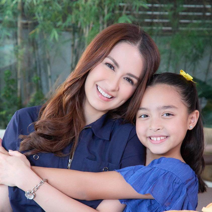 Bé Zia (tên thật là Maria Letizia Gracia-Dantes) sinh năm 2015, con gái mỹ nhân Philippines Marian Rivera sở hữu nhan sắc đáng gờm, thu hút đông đảo người hâm mộ, nổi tiếng không kém gì mẹ.