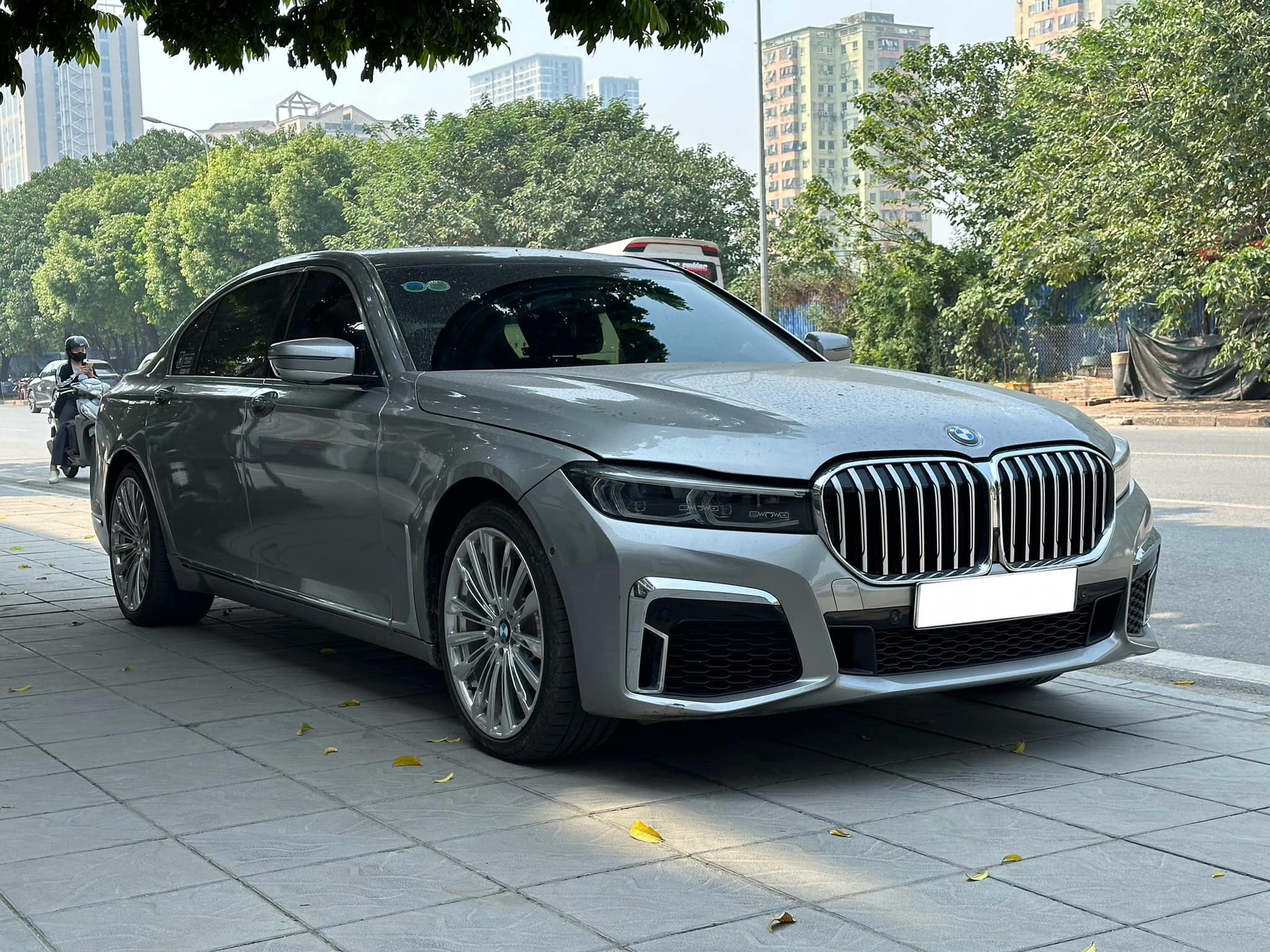 Chiếc BMW 7-Series rao bán gần 900 triệu nhưng sẽ khiến người khác tưởng rằng đi xe 3,5 tỷ chỉ nhờ 1 chi tiết- Ảnh 2.