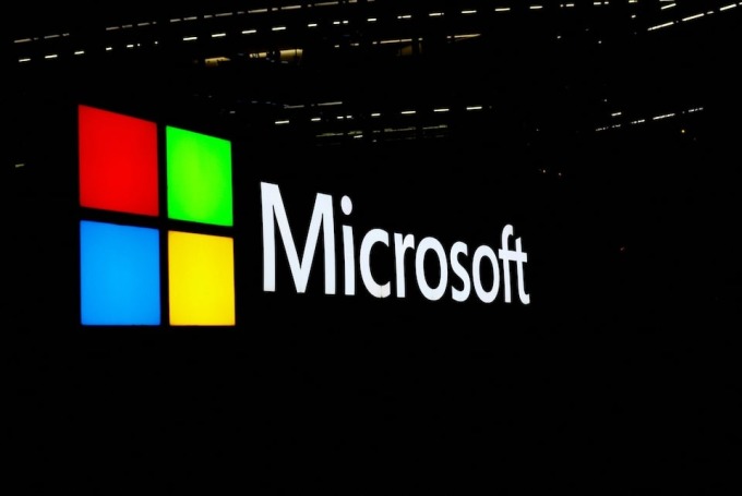 Logo Microsoft tại văn phòng ở Paris (Pháp). Ảnh: Reuters