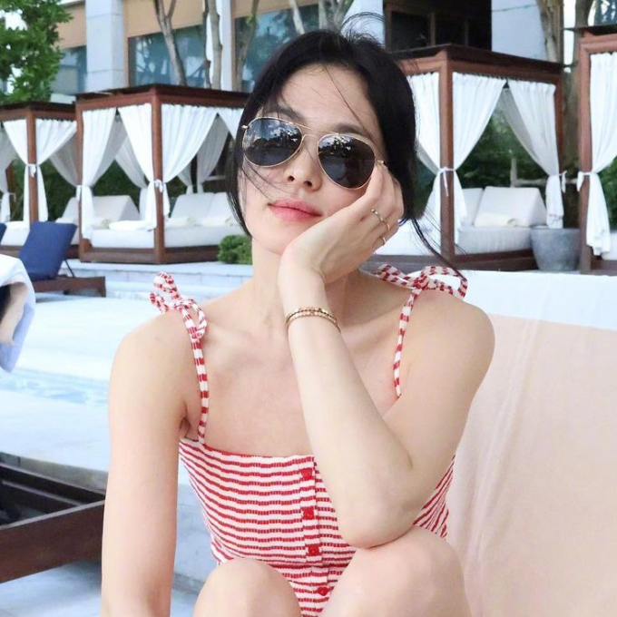 Hye Kyo hiếm hoi đăng hình diện áo tắm. Ảnh: Instagram/Song Hye Kyo