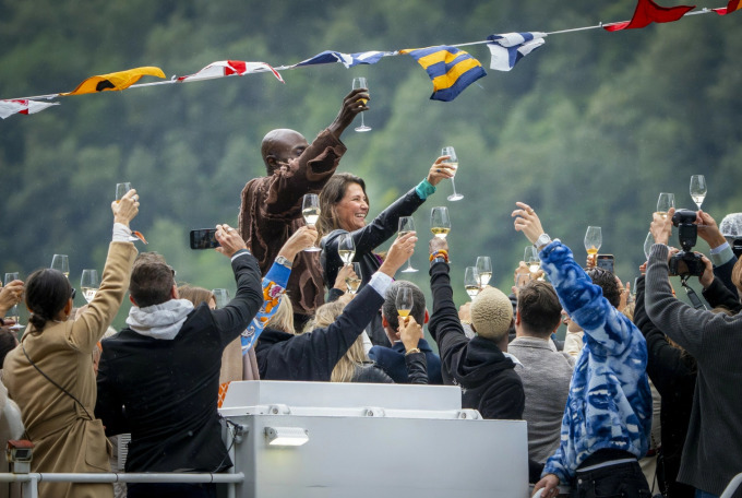 Công chúa Na Uy và chồng nâng ly trong đám cưới ở Geiranger. Ảnh: Se og Hor