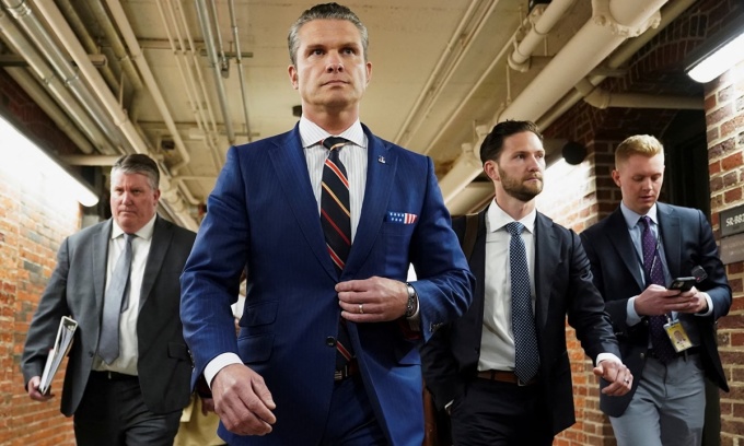 Ứng viên bộ trưởng quốc phòng Mỹ Pete Hegseth rời đi sau cuộc họp tại Đồi Capitol ở Washington ngày 21/11. Ảnh: Reuters