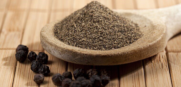 Mặc dù hạt tiêu đen rất tốt nhưng chỉ nên ăn vừa phải vì dễ nổi mụn nhọt, gây trĩ, tích độc cho ngũ tạng và đặc biệt là làm mờ mắt (Ảnh minh hoạ)