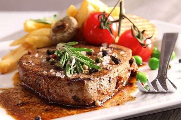 Thêm hạt tiêu vào thức ăn vừa giúp tăng cường sức khoẻ vừa giúp kích thích vị giác, tăng độ hấp dẫn cho món ăn (Ảnh minh hoạ)