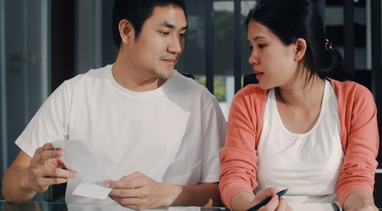 Tôi luôn dặn vợ phải giữ chặt, không được cho ai vay hay đầu tư linh tinh. (Ảnh minh họa)