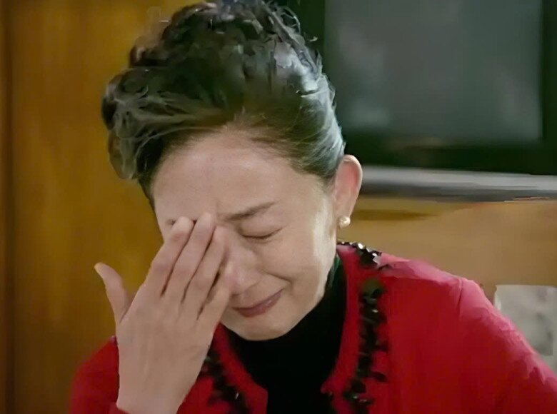 Mẹ chồng cúi mặt hối hận trước hành động của con dâu - Ảnh minh hoạ.