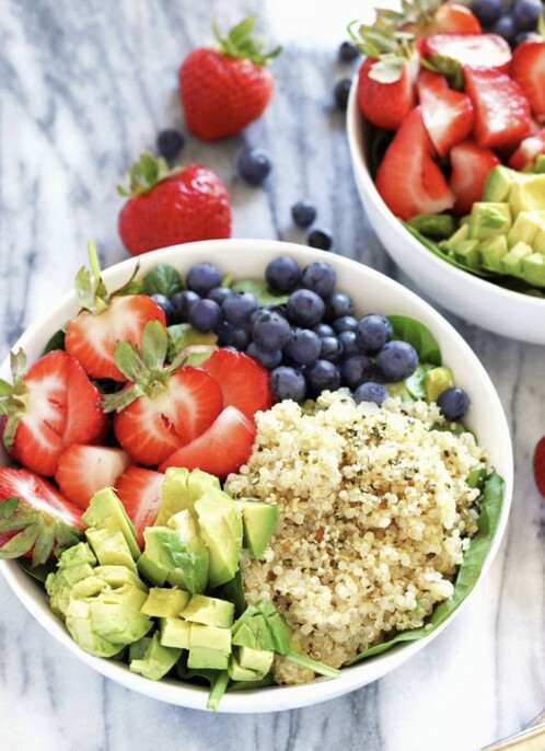 Dâu tây, việt quất, phúc bồn tử... chứa nhiều vitamin C và chất chống oxy hóa, giúp da sáng, đều màu và căng mịn. Những loại quả này kích thích sản sinh collagen, ngăn khô nẻ và giảm xỉn màu. Ăn hoặc xay sinh tố đều mang lại hiệu quả dưỡng da rõ rệt.