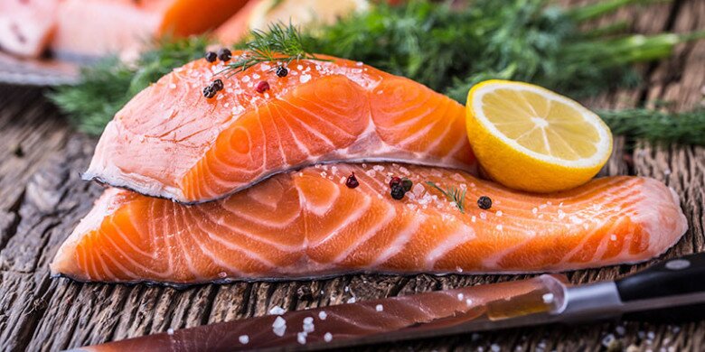 Cá hồi chứa nhiều omega-3, protein và astaxanthin – “vũ khí” chống khô da và lão hóa hiệu quả. Ăn cá hồi 2–3 lần/tuần giúp duy trì độ đàn hồi, giữ da căng mịn, sáng hồng tự nhiên. Món này còn giúp giảm viêm và bảo vệ da khỏi tác động thời tiết.