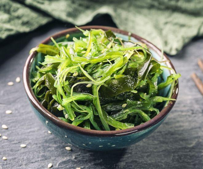 Rong biển rất tốt cho sức khoẻ nhưng cần sử dụng liều lượng hợp lý, ăn quá nhiều sẽ gây ra tình trạng thừa I-ốt, dẫn đến nguy cơ bị cường giáp. (Ảnh minh hoạ)
