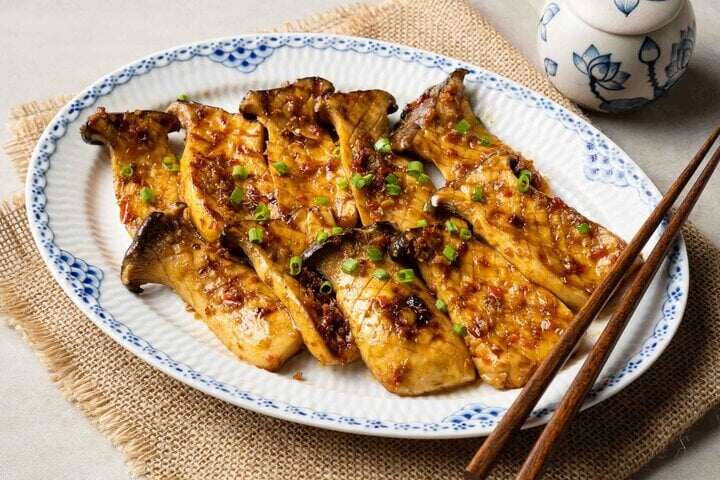 Nấm đùi gà gần như không chứa chất béo, lại giàu chất xơ, tạo cảm giác no lâu và hạn chế cơn thèm ăn, mang lại vóc dáng gọn gàng và cân đối (Ảnh minh hoạ)