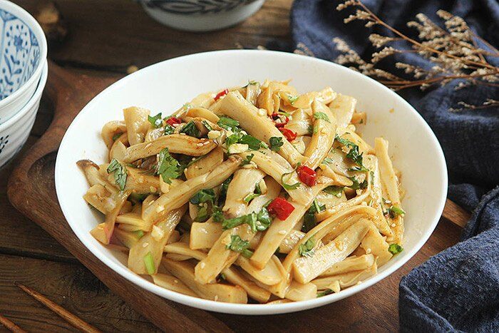 Mang lại nhiều lợi ích cho sức khoẻ nhưng tiêu thụ nấm đùi gà quá nhiều trong ngày có thể gây ra các vấn đề về tiêu hóa như đầy hơi, khó tiêu (Ảnh minh hoạ)