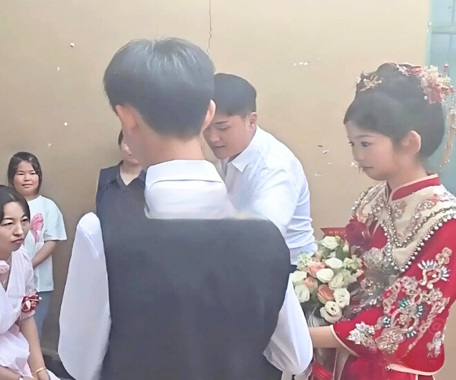 Cô dâu mặt búng ra sữa đang mang thai 5 tháng.