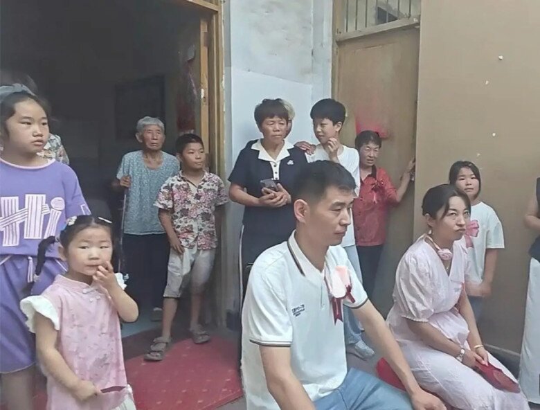 Không khí tại lễ cưới vô cùng nặng nề.