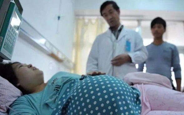 Ê-kíp chẩn đoán cô gái gặp tình trạng mang thai trứng hiếm gặp - Ảnh minh hoạ.