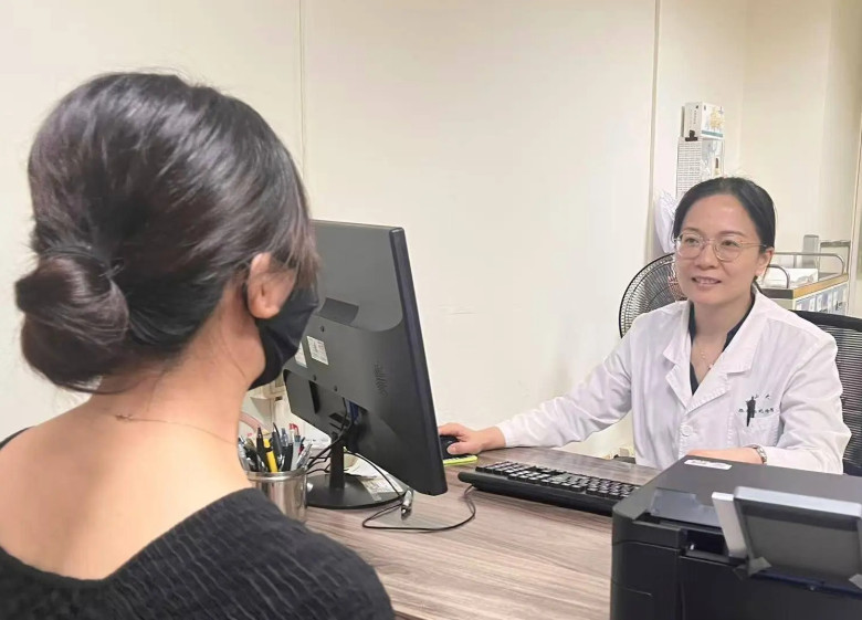 Cô gái qua cơn nguy kịch sau ca phẫu thuật, được bác sĩ phổ biến kiến thức sinh sản - Ảnh minh hoạ.