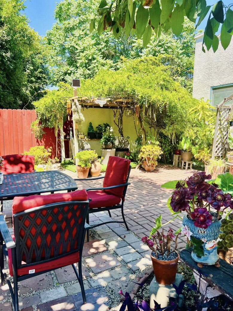 Khu vực bàn ghế sân vườn rợp bóng cây, được bố trí gọn gàng dưới giàn hoa. Nơi đây là “phòng khách ngoài trời” để Thúy Nga thư giãn, uống trà hoặc tiếp khách trong những ngày đẹp trời.