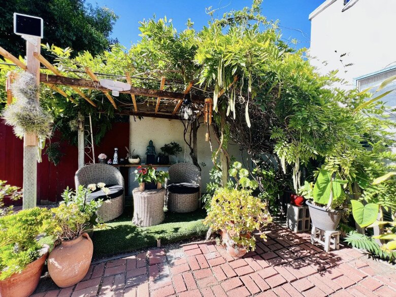 Một góc nghỉ ngơi khác với bộ bàn ghế mây và giàn leo tỏa bóng mát. Thúy Nga tận dụng từng mét vuông để tạo nên không gian xanh đúng nghĩa.