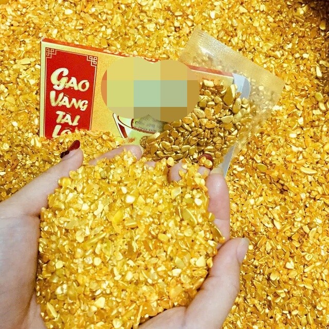 Gạo vàng Thần tài và Cốt Thất Bảo là hai vật phẩm phong thủy đứng đầu trong dẫn khí, hút tài cho bát hương.