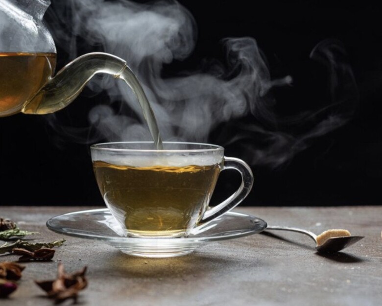 Uống một tách trà nóng mỗi ngày sẽ giúp sức khoẻ tim mạch cải thiện, giảm stress (ảnh minh hoạ)