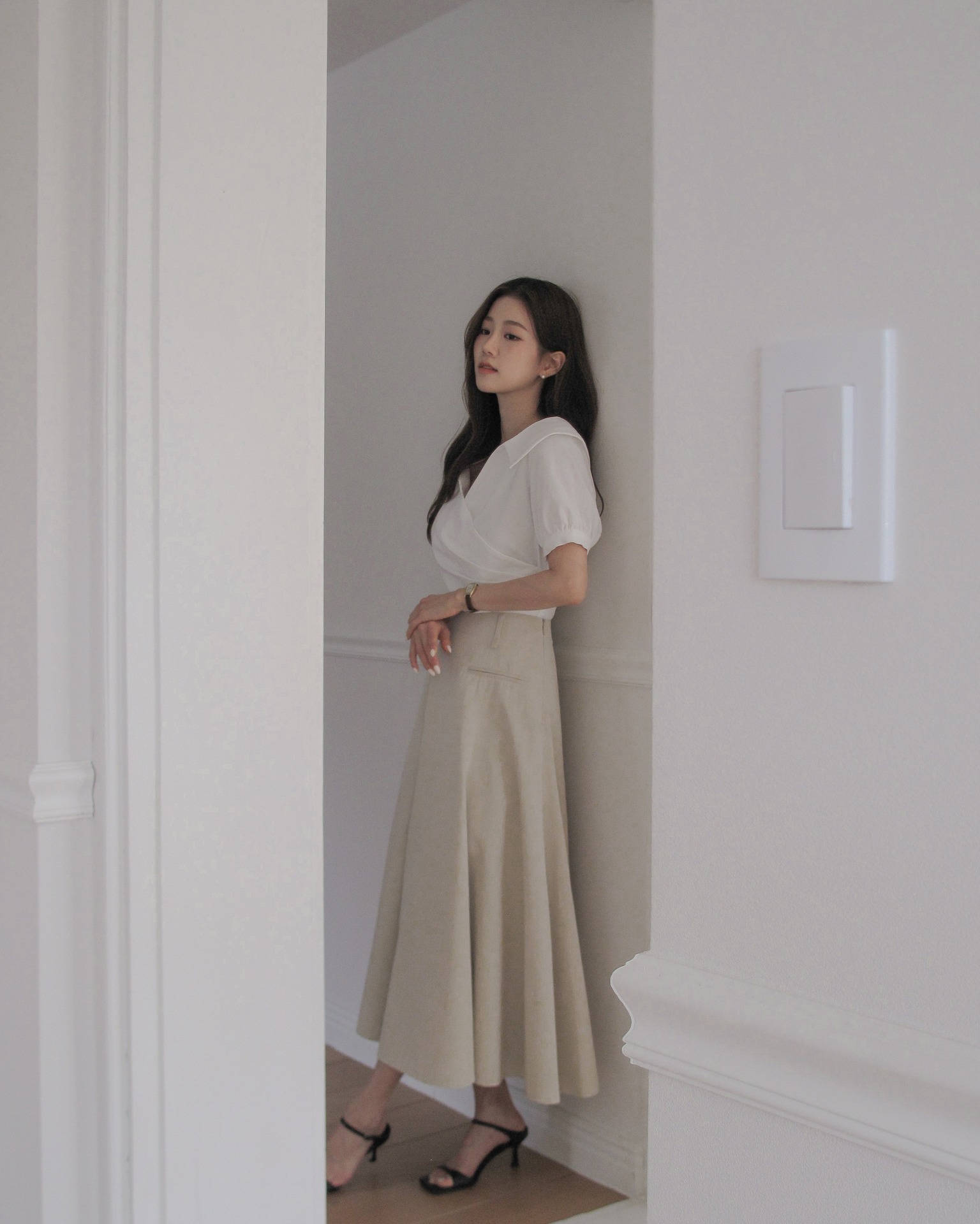 Mặc chân váy xuyên tuần, tôi nhận ra 4 dáng amp;#34;hack chânamp;#34; thần kỳ, chị em công sở nào cũng nên có - 3