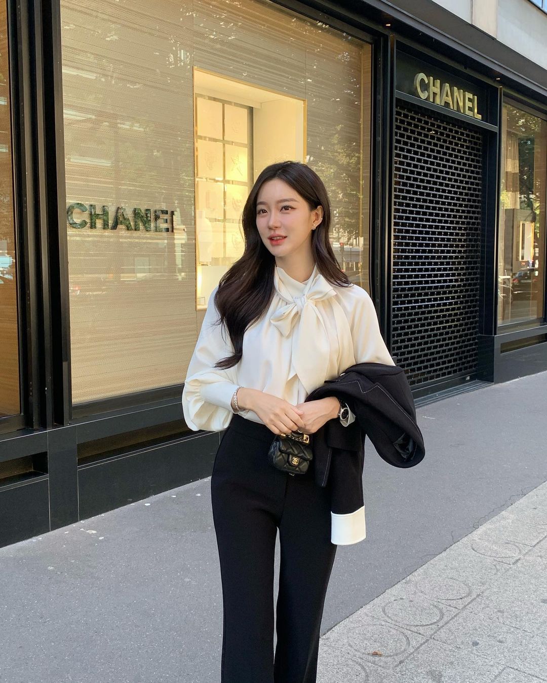 Áo blouse chiết eo giúp định hình vòng hai và tạo cảm giác thân hình cân đối hơn. Dáng áo mềm mại, tay phồng nhẹ hoặc cổ vuông giúp tổng thể nữ tính, duyên dáng. Phối với quần âu hoặc váy midi, bạn sẽ có outfit gọn gàng mà vẫn tinh tế.