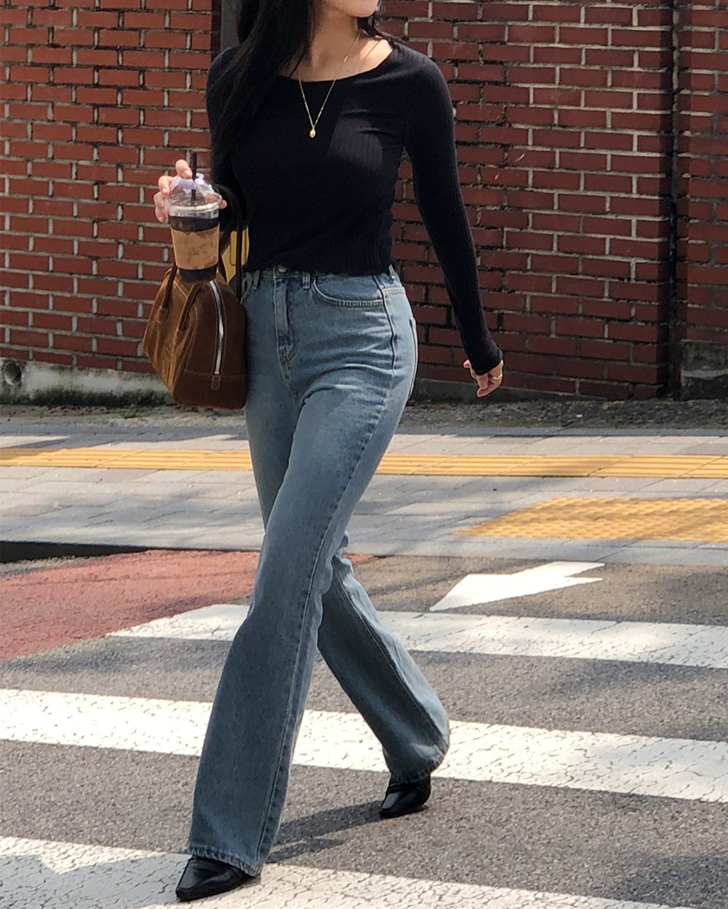 Gam màu đen có khả năng “thu nhỏ” vóc dáng hiệu quả, giúp cơ thể trông thon gọn, cao hơn. Chọn dáng áo đứng form, ôm nhẹ để giữ sự gọn gàng mà không mất tự nhiên. Khi phối cùng quần sáng màu hoặc chân váy, tổng thể sẽ cực hài hòa, sang nhẹ.