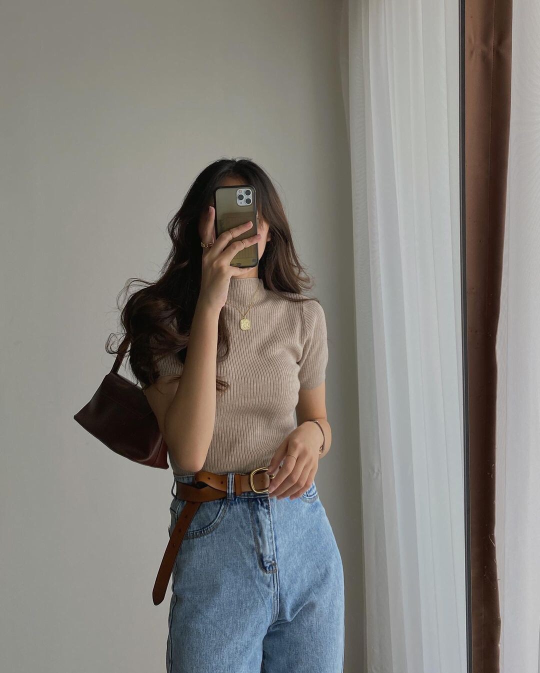 Đừng để áo rộng amp;#34;nuốt dángamp;#34;, 4 mẫu áo này sẽ giúp bạn thon gọn và chỉn chu tức thì - 5