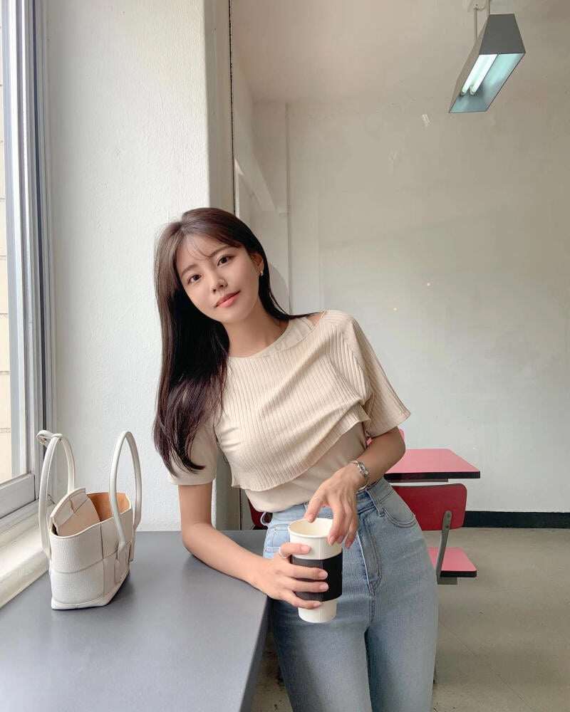 Đừng để áo rộng amp;#34;nuốt dángamp;#34;, 4 mẫu áo này sẽ giúp bạn thon gọn và chỉn chu tức thì - 6