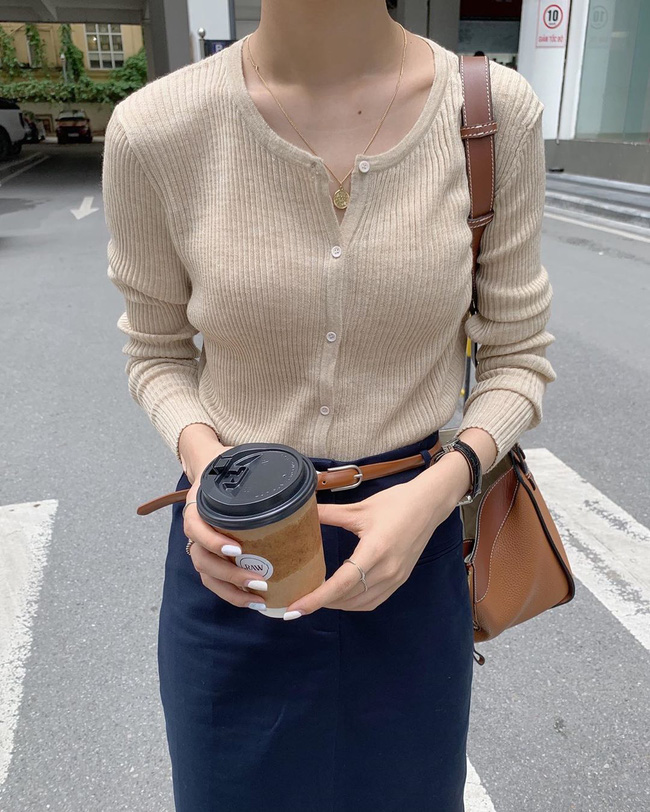 Đừng để áo rộng amp;#34;nuốt dángamp;#34;, 4 mẫu áo này sẽ giúp bạn thon gọn và chỉn chu tức thì - 7