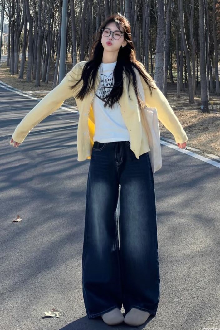 Công thức đơn giản mà mặc lúc nào cũng đẹp. Cardigan dài tạo hiệu ứng thon gọn, phối cùng áo thun trắng sáng và quần jean tối giúp tổng thể cân bằng, thanh thoát. Thêm túi xách mini hoặc boots thấp cổ là chuẩn quý cô hiện đại, cá tính nhẹ nhàng.