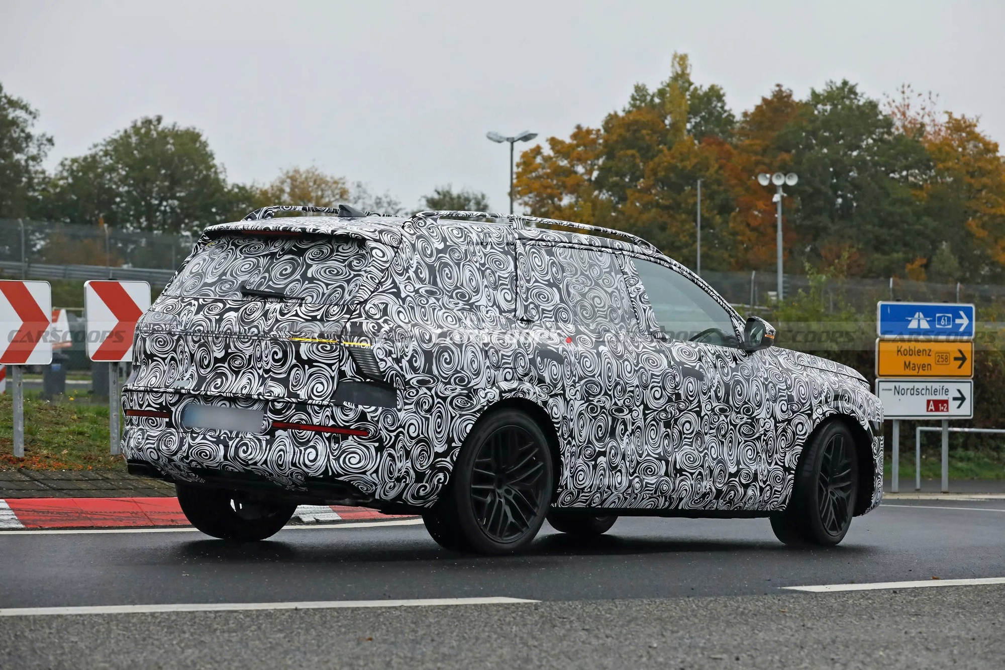 Audi sắp có SUV siêu sang đấu Maybach GLS: Hàng ghế sau dễ dạng thương gia, có hệ thống giải trí riêng, ra mắt năm sau- Ảnh 4. Audi sắp có SUV siêu sang đấu Maybach GLS: Hàng ghế sau dễ dạng thương gia, có hệ thống giải trí riêng, ra mắt năm sau- Ảnh 4.