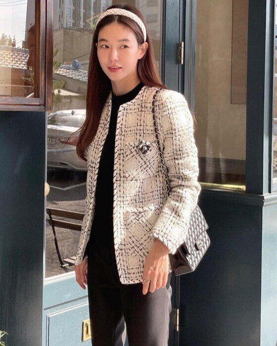 Áo tweed hợp với hầu hết phong cách: đi làm có thể mix quần tây hoặc chân váy chữ A, đi chơi phối cùng váy len hoặc jeans, còn dự tiệc thì chọn váy lụa hay chân váy xếp ly. Mỗi kiểu phối đều toát lên vẻ “chanh sả” chuẩn tiểu thư.