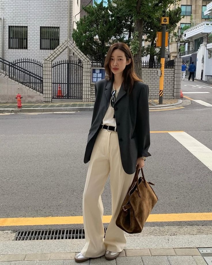 Sự kết hợp này là “vũ khí quyền lực” giúp dân công sở trông như những quý cô thành đạt. Chỉ cần thêm đôi giày cao gót và chiếc túi da xịn, outfit blazer - quần ống rộng lập tức nâng tầm phong thái, khiến bạn trông tự tin, hiện đại và chuyên nghiệp hơn hẳn.