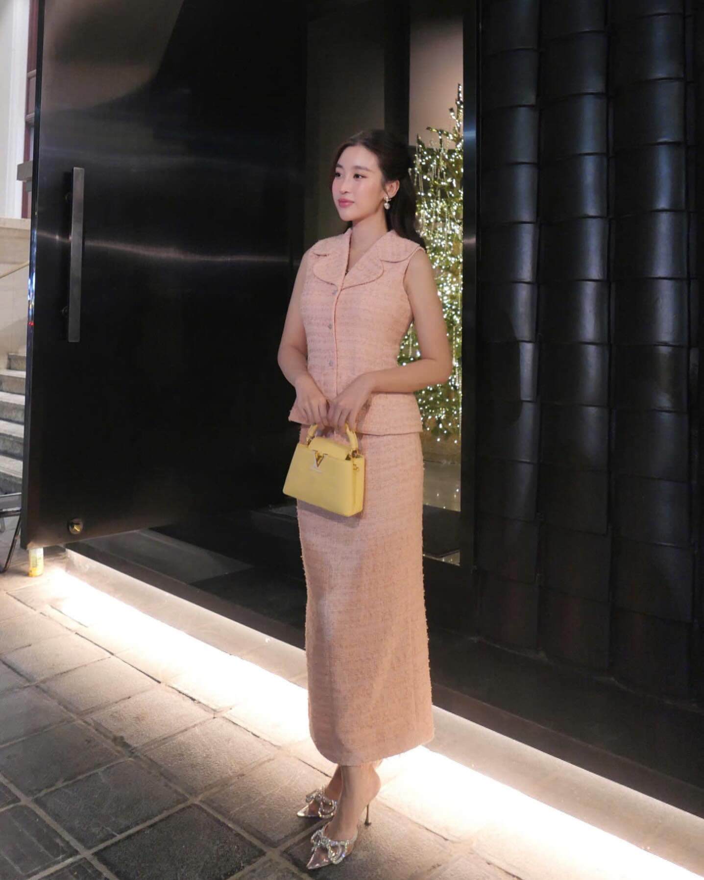 Chân váy suông dài với phom dáng tối giản là lựa chọn yêu thích của các nàng dâu hào môn theo đuổi phong cách “quiet luxury”.