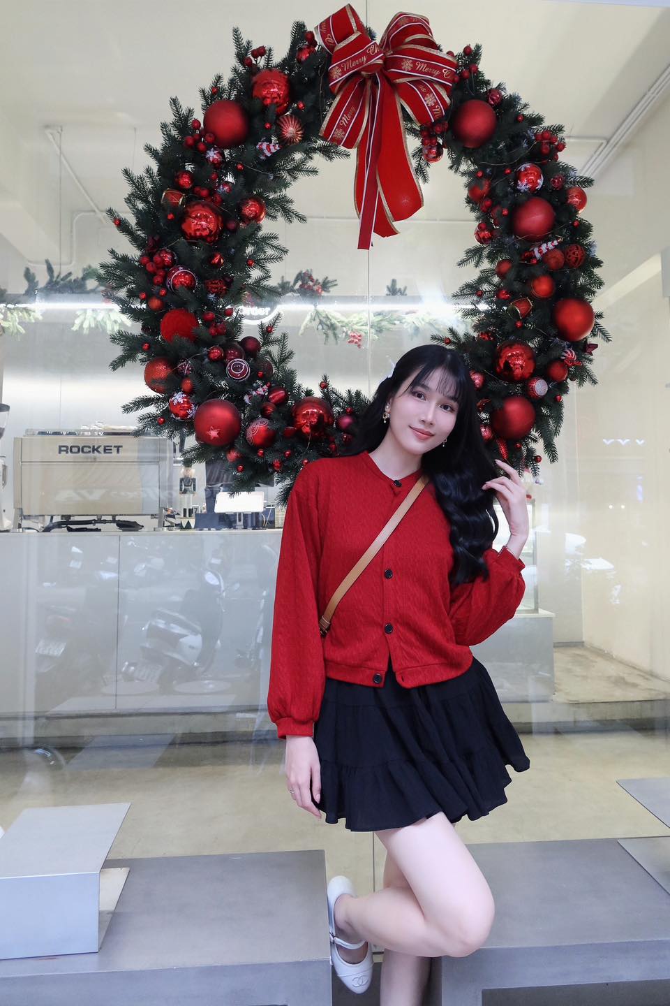 Chân váy ngắn gam màu trung tính như đen, be luôn được các nàng dâu hào môn ưu ái nhờ khả năng dễ phối đồ và tôn lên vẻ sang trọng tinh tế.