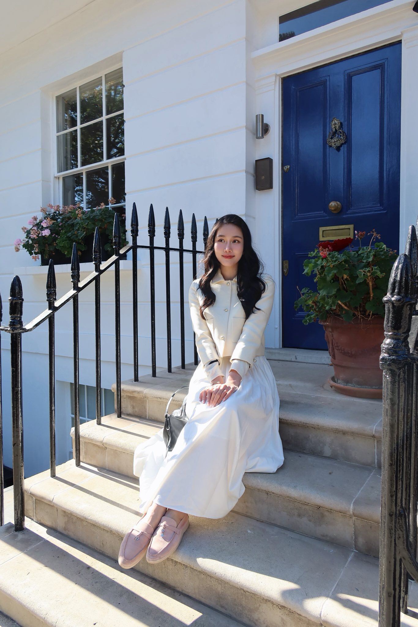 Chân váy midi dáng chữ A với độ dài chạm bắp chân và phom xoè nhẹ mang đến vẻ thanh lịch, duyên dáng.