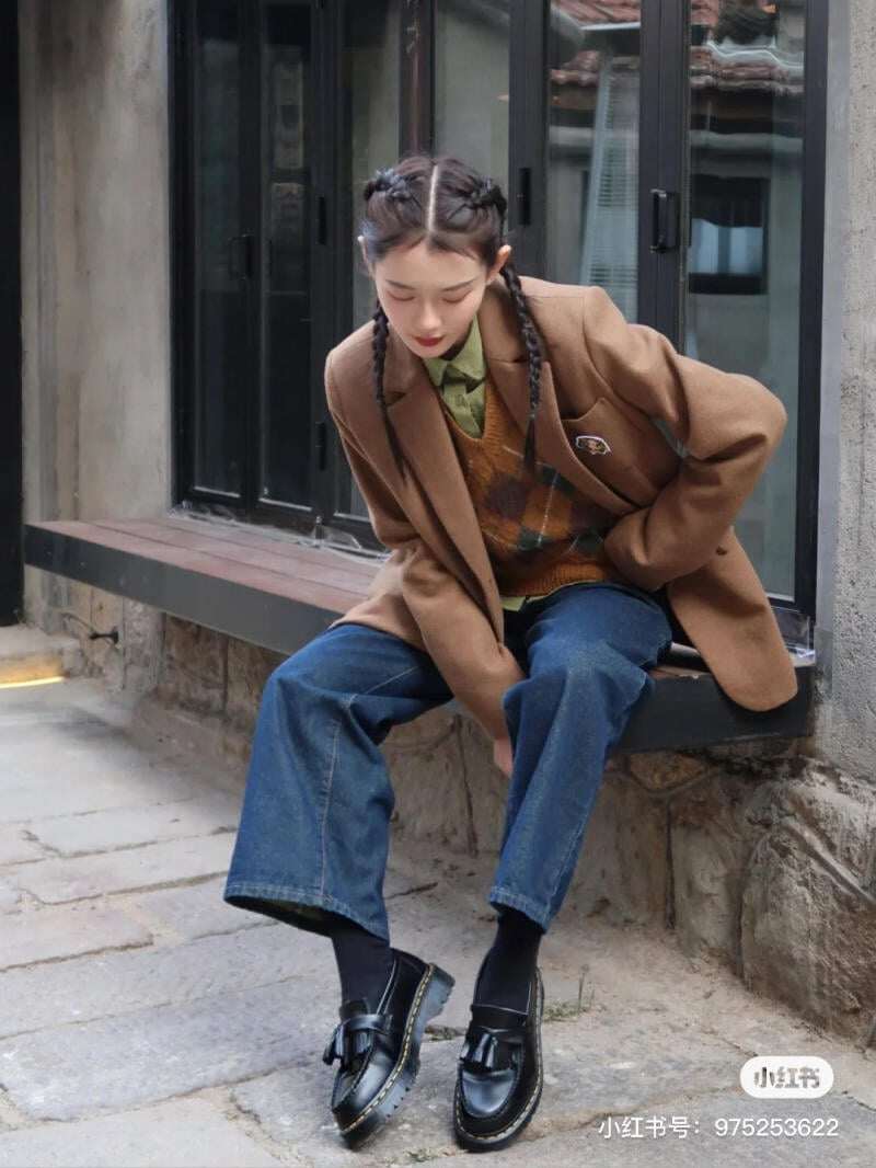 Không chỉ đẹp mắt, loafer còn ghi điểm nhờ sự tiện lợi và thoải mái, đặc biệt trong những ngày cần di chuyển nhiều mà vẫn muốn giữ vẻ thanh lịch, tinh tế đặc trưng của mùa lạnh.