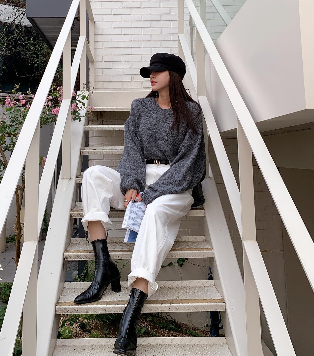 Sự kết hợp giữa áo len và quần trắng là công thức vàng cho những ngày trời se lạnh. Vừa thoải mái, vừa tạo cảm giác sạch sẽ, tinh khôi. Để tổng thể bớt đơn điệu, bạn có thể chọn áo len có texture nổi bật hoặc phối thêm khăn choàng len bản to.