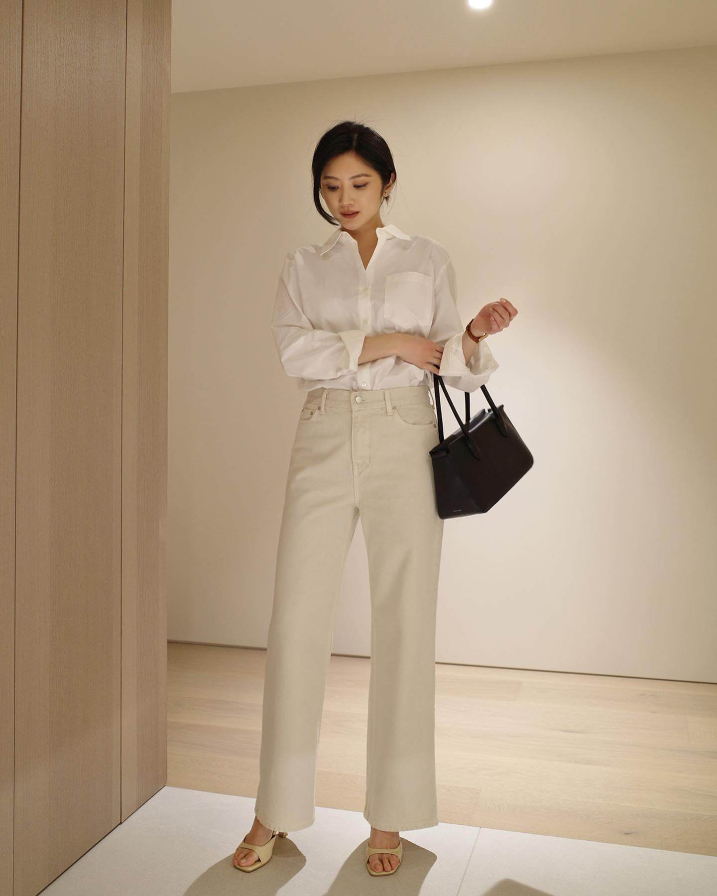 Áo sơ mi phối quần trắng là công thức an toàn mà hiệu quả. Chỉ cần chọn chất liệu như lụa, cotton hoặc poplin cao cấp, set đồ sẽ lập tức trông sang trọng. Vào những ngày lạnh, hãy khoác thêm áo len mỏng hoặc blazer để vừa giữ ấm, vừa giữ vẻ tinh tế.