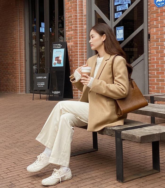 Mùa lạnh đón đầu xu hướng diện quần trắng nhờ 4 công thức này, hội chị em vừa mặc ấm lại trẻ trung hơn tuổi  - 6