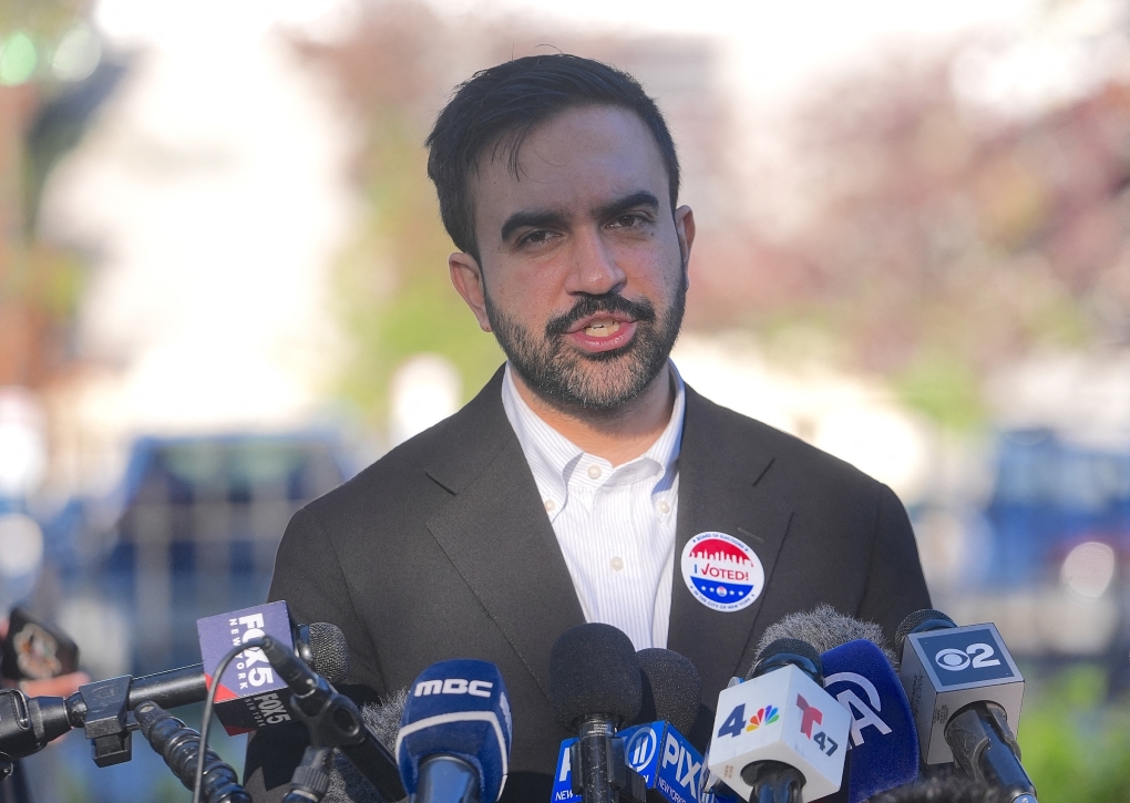 Ông Zohran Mamdani trả lời báo chí tại New York ngày 4/11. Ảnh: AFP