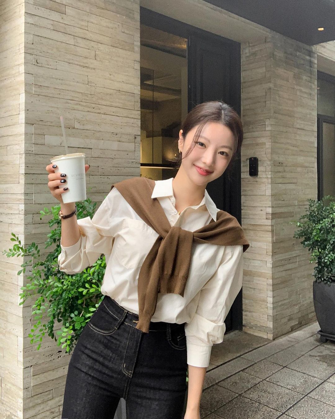 Vắt áo len qua vai, buộc nhẹ phía trước là kiểu phối đậm chất Pháp - đơn giản mà cực có gu. Kết hợp sơ mi oversized cùng quần jeans, thêm túi tote hoặc kính râm sẽ tạo outfit ngẫu hứng, thời thượng. Đây là kiểu phối lý tưởng cho những buổi dạo phố cuối tuần.