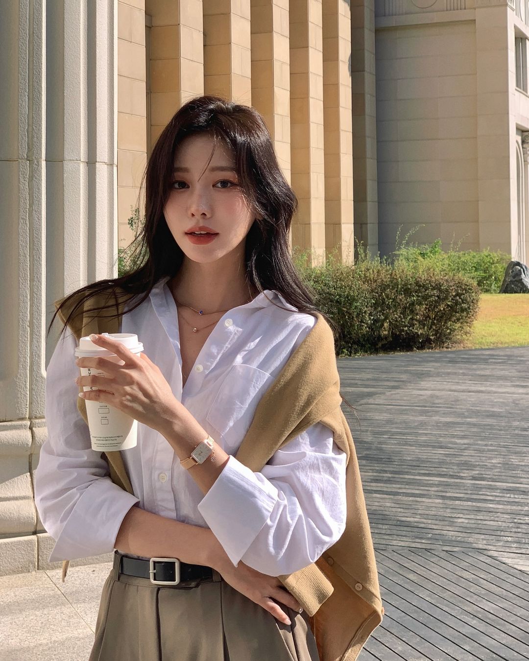 Sơ mi và áo len amp;#34;cực hợpamp;#34; mùa lạnh, 4 kiểu này khiến mọi cô gái đều mê mẩn mà chẳng cần nghĩ nhiều - 10