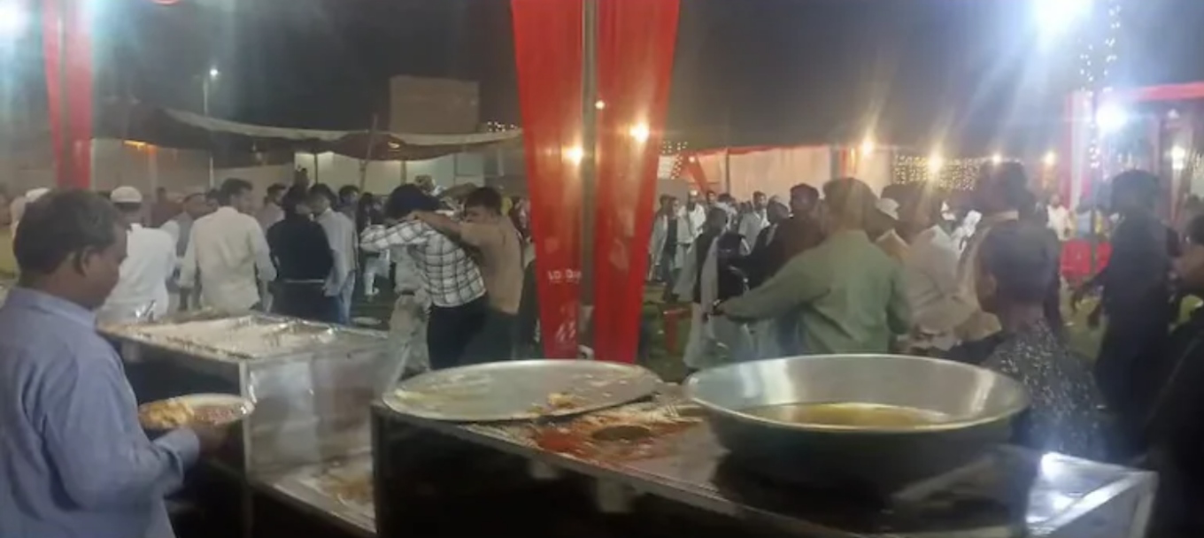 Nhà trai và nhà gái đánh nhau trong đám cưới ở làng Tewari Majheda, quận Bijnor, bang Uttar Pradesh hôm 3/11 vì thấy chia gà rán không đều. Ảnh: NDTV