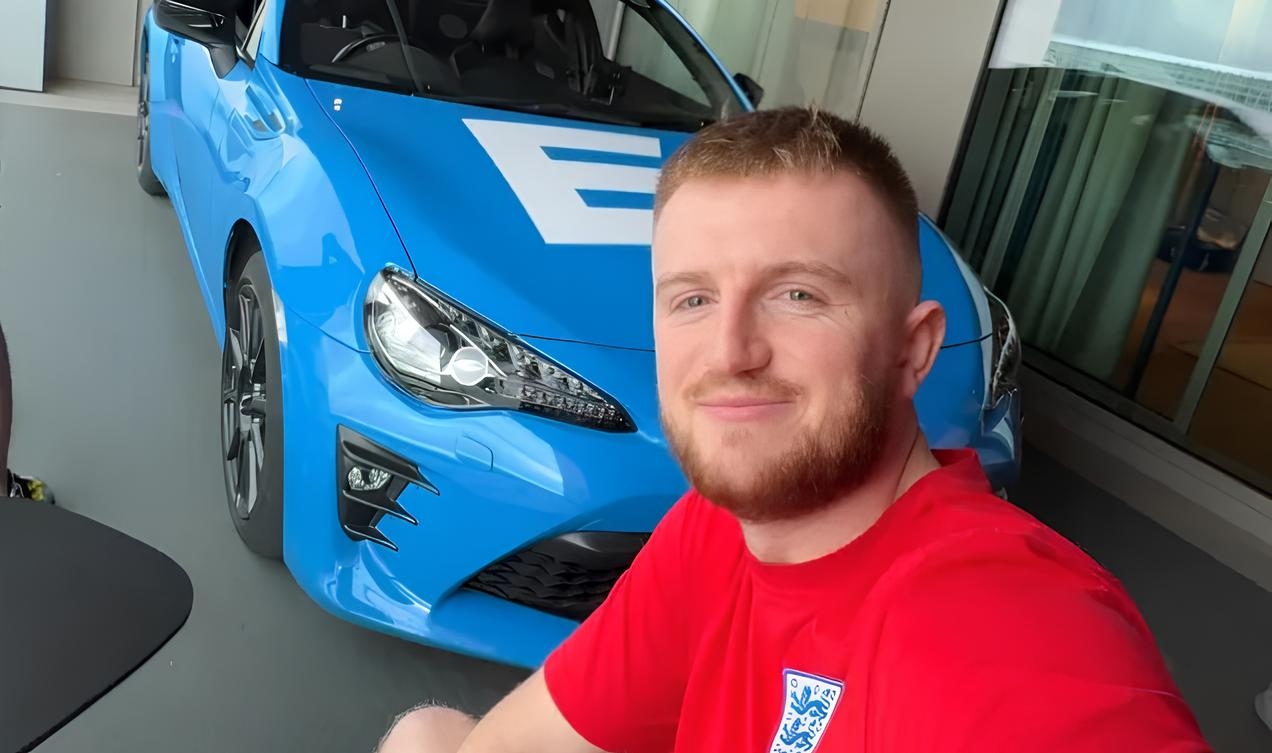 Jacob ân hận vì thói chi tiêu xa xỉ khi yêu. Ảnh: Jacob Battersby