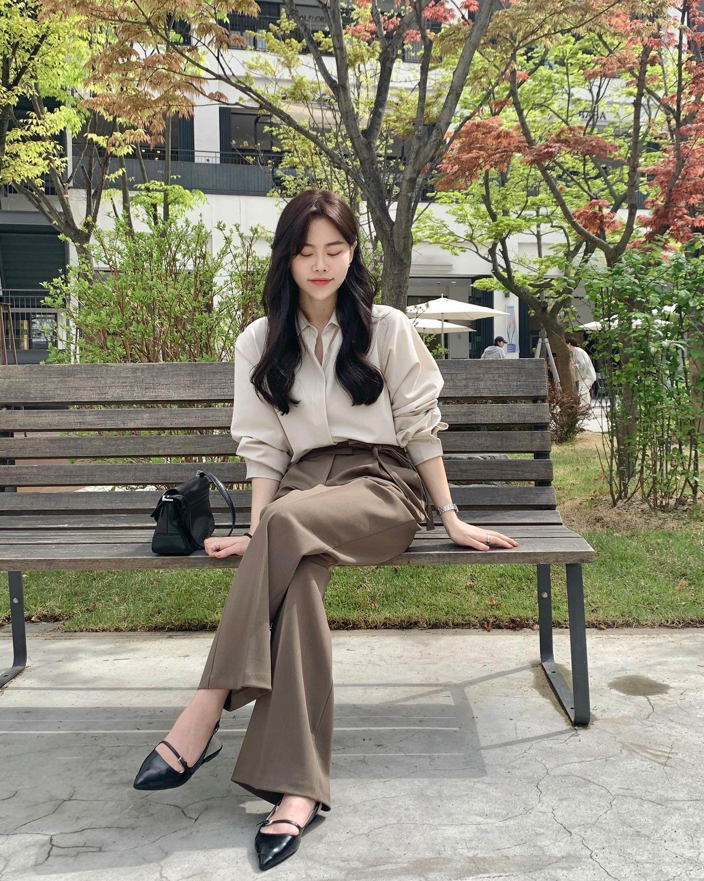 Màu quần trẻ hơn quần đen, sang hơn quần trắng, phối với 4 kiểu áo này là chuẩn amp;#34;tinh hoa hội tụamp;#34; - 11