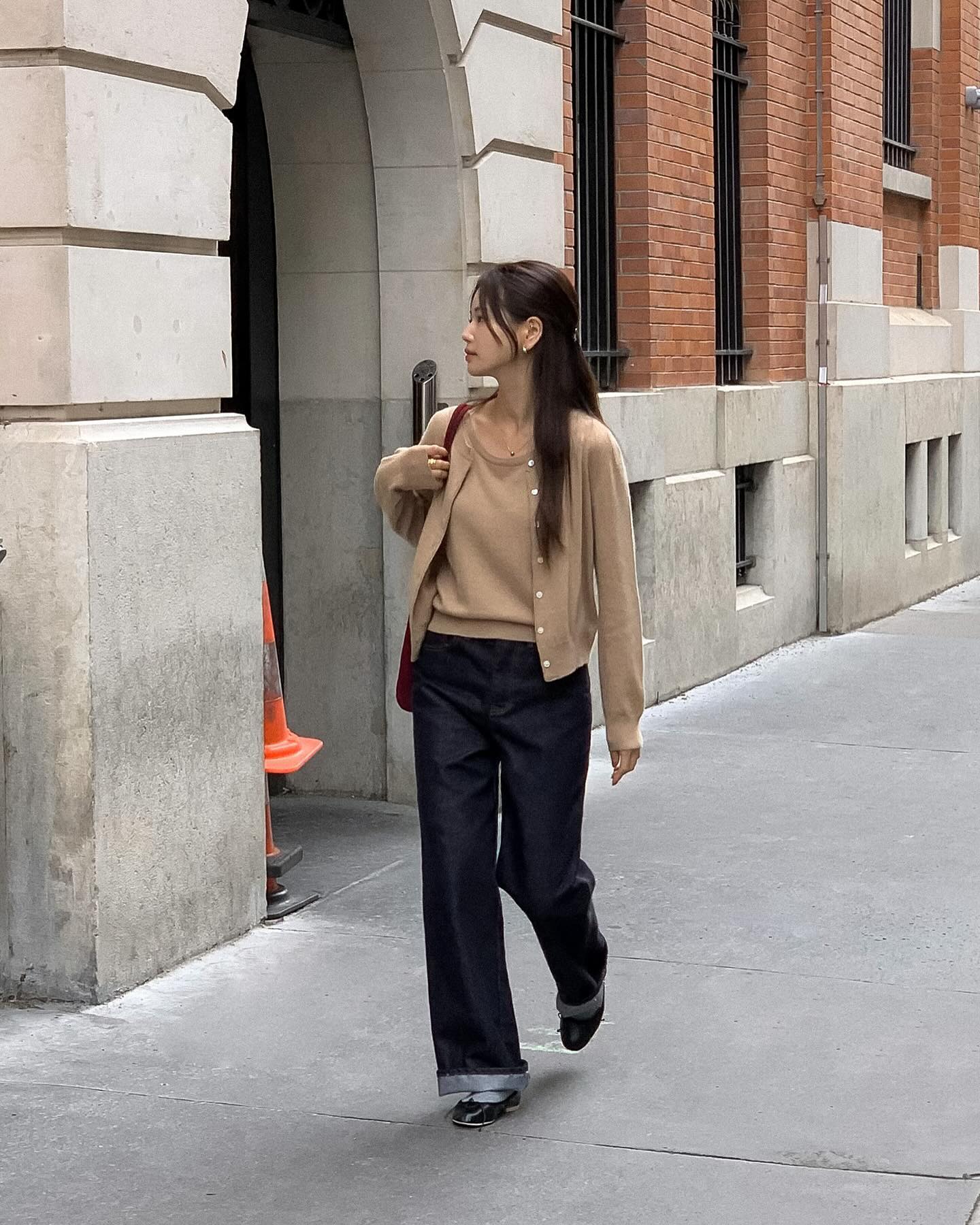 Màu quần trẻ hơn quần đen, sang hơn quần trắng, phối với 4 kiểu áo này là chuẩn amp;#34;tinh hoa hội tụamp;#34; - 14