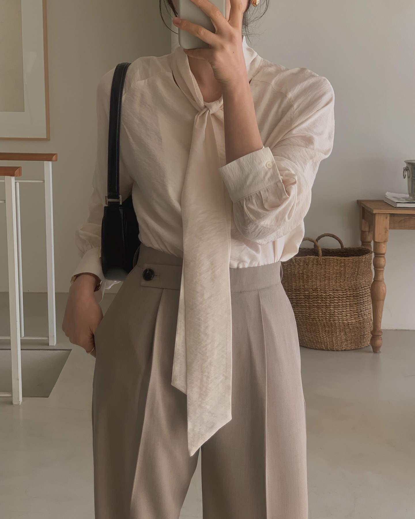 Màu quần trẻ hơn quần đen, sang hơn quần trắng, phối với 4 kiểu áo này là chuẩn amp;#34;tinh hoa hội tụamp;#34; - 7