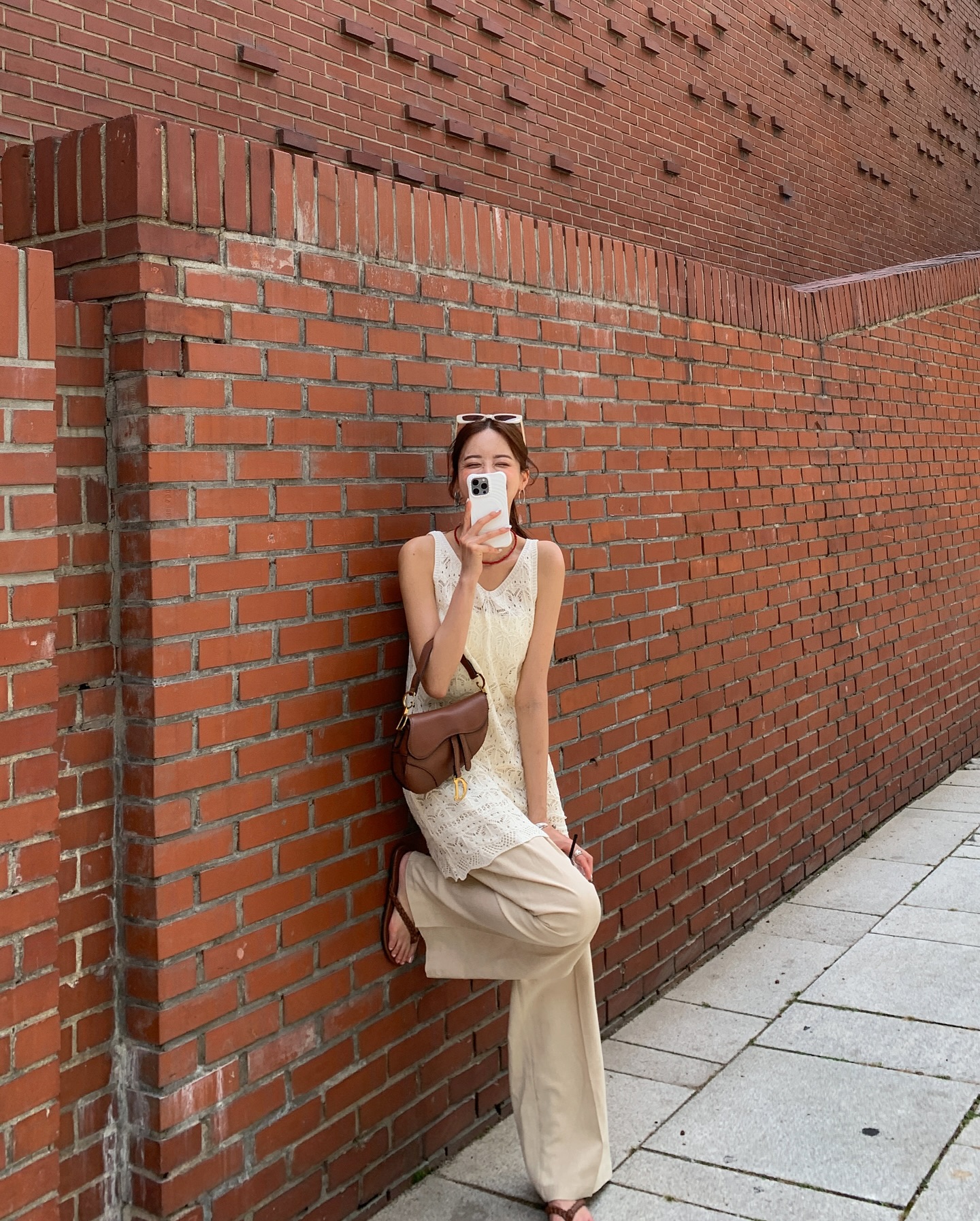 Màu be trung tính mang đến vẻ nhẹ nhàng, hiện đại và dễ kết hợp theo phong cách Hàn Quốc. Khi mặc cùng áo len kem, áo trench coat hay cardigan, quần be tạo nên tổng thể mềm mại, thanh lịch và thời trang, rất hợp với tiết trời đầu đông dịu nhẹ.